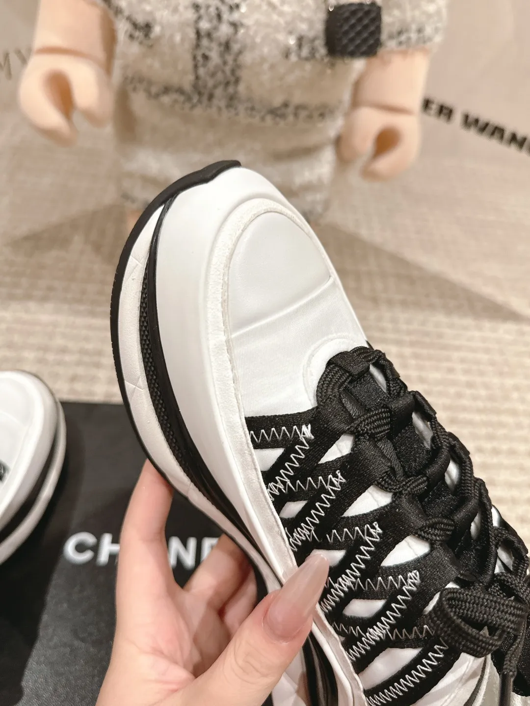 Factory price: 640💰Chanel Chanel dad shoes, for men and women - top casual sports shoes in the counter. This classic design; the upper is electro-embroidered with a variety of techniques; the outsole is fashionable and sporty; it is unusual to incorporate a variety of color matching elements... The diversified mix and match is very good-looking and versatile, and can be used for leisure, fashion, sports and outdoor... ꫛꫀꪝ Go➫ Material: ❶Upper used: Original imported first-layer silk cowhide + original waterproof cloth + original first-layer cowhide ❷Inner lining: original sheep lining ❸Outsole based on: original T men's shoes 💰U combination outsole Counter boutique packaging complete set for women, code number: 35–41 (customized 40, 41)